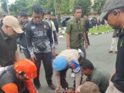 Mahasiswa Pingsan Saat Aksi di DPRD, Tim Medis Langsung Bergerak Aksi unjuk rasa mahasiswa di depan Gedung DPRD Samarinda diwarnai insiden ketika seorang peserta aksi dilaporkan tidak sadarkan diri di tengah situasi yang sempat memanas akibat dorong-dorongan di pintu masuk gedung, Selasa (21/4/2026).