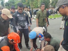 Mahasiswa Pingsan Saat Aksi di DPRD, Tim Medis Langsung Bergerak Aksi unjuk rasa mahasiswa di depan Gedung DPRD Samarinda diwarnai insiden ketika seorang peserta aksi dilaporkan tidak sadarkan diri di tengah situasi yang sempat memanas akibat dorong-dorongan di pintu masuk gedung, Selasa (21/4/2026).