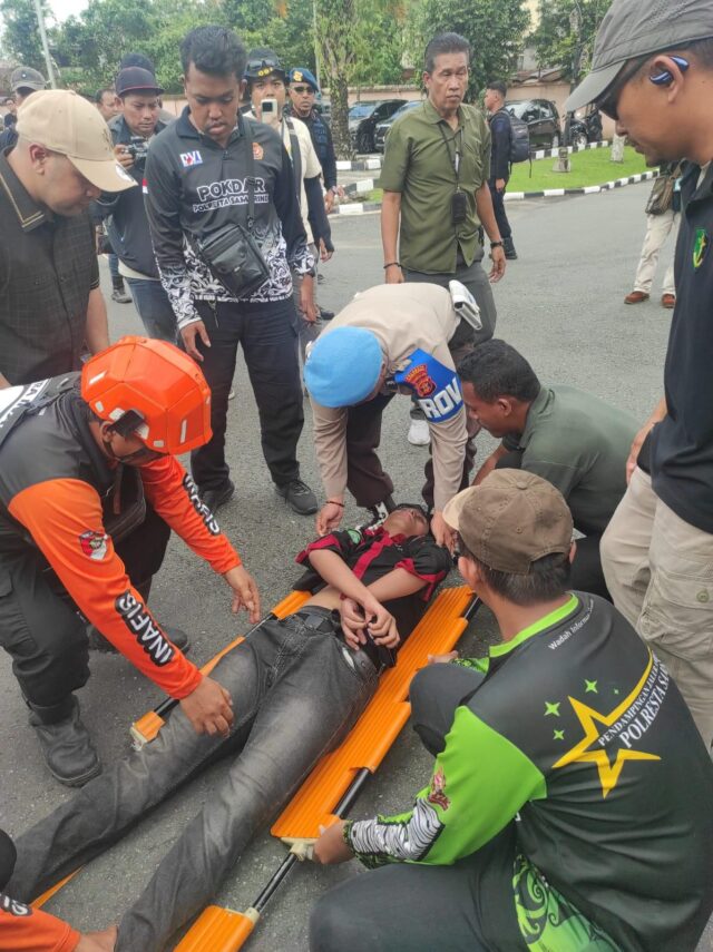Aksi unjuk rasa mahasiswa di depan Gedung DPRD Samarinda diwarnai insiden ketika seorang peserta aksi dilaporkan tidak sadarkan diri di tengah situasi yang sempat memanas akibat dorong-dorongan di pintu masuk gedung, Selasa (21/4/2026).