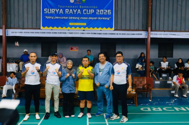 Kejuaraan bulutangkis se Kota Bontang bertajuk ‘Turnamen Badminton Surya Raya Cup I 2026’ resmi bergulir, Selasa (21/4/2026) malam, di GOR Amariq.