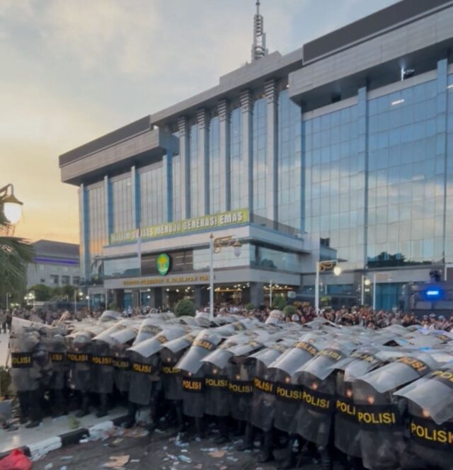 Koalisi Pers Kalimantan Timur mengecam keras tindakan intimidasi, represif, serta penghapusan data terhadap wartawan saat meliput aksi 214 di Kebugernuran Kaltim. Peristiwa ini merupakan bentuk pembungkaman kerja jurnalistik dan pelanggaran serius terhadap kebebasan pers yang dijamin dalam Undang-Undang Nomor 40 Tahun 1999 tentang Pers.