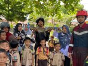 Buaya Muncul di Depan TK Saat Anak Pulang, Relawan Bergerak Cepat Anak buaya sepanjang sekitar 80 cm berhasil diamankan relawan pemuda siaga bencana KNPI Kutai Timur di depan TK Negeri Pembina, Sangatta Utara.(Dok: ist)