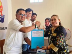 Kontestasi Ketua Kadin Kutim Dimulai, Tiga Kandidat Mulai Unjuk Kekuatan Salah satu bakal calon Ketua Kadin Kutai Timur saat mengambil formulir pendaftaran di Sekretariat Panitia Mukab V Kadin Kutim.(Dok: istimewa)