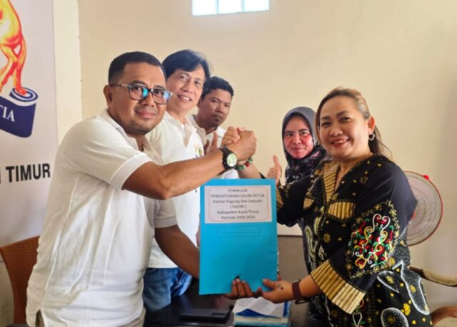 Salah satu bakal calon Ketua Kadin Kutai Timur saat mengambil formulir pendaftaran di Sekretariat Panitia Mukab V Kadin Kutim.(Dok: istimewa)