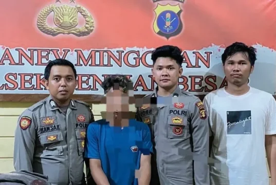 Pengedar Sabu di Bentian Besar Ditangkap, Diduga Sasar Buruh Perkebunan Sawit Aparat kepolisian dari Unit Reskrim Polsek Bentian Besar berhasil mengamankan seorang pria berinisial S (28) yang diduga terlibat dalam peredaran narkotika jenis sabu di wilayah Kampung Dilang Putih, Kecamatan Bentian Besar.