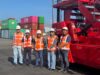 KKT Perkuat Operasional Terminal, Side Loader Baru Dukung Pergerakan Petikemas Kosong Direktur Utama PT KKT, Enriany Muis bersama jajaran manajemen saat meninjau side loader yang baru dioperasikan untuk mendukung efisiensi penanganan petikemas kosong di area terminal, Kamis (30/4/2026).