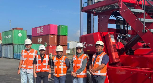 Direktur Utama PT KKT, Enriany Muis bersama jajaran manajemen saat meninjau side loader yang baru dioperasikan untuk mendukung efisiensi penanganan petikemas kosong di area terminal, Kamis (30/4/2026).