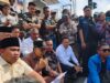 Ratusan Sopir dan Mahasiswa Protes Krisis Solar di DPRD Balikpapan Ketua DPRD Kota Balikpapan, Alwi Al Qadri saat menerima perwakilan pengunjuk rasa dengan cara lesehan duduk di di depan Kantor DPRD Kota Balikpapan, Senin (4/5/2026).