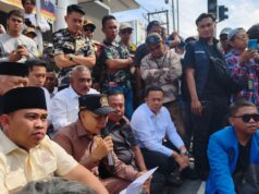 Ratusan Sopir dan Mahasiswa Protes Krisis Solar di DPRD Balikpapan Ketua DPRD Kota Balikpapan, Alwi Al Qadri saat menerima perwakilan pengunjuk rasa dengan cara lesehan duduk di di depan Kantor DPRD Kota Balikpapan, Senin (4/5/2026).