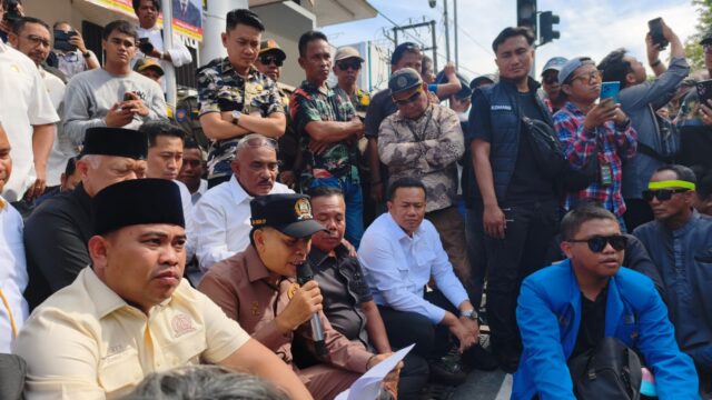 Balikpapan Ketua DPRD Kota Balikpapan, Alwi Al Qadri saat menerima perwakilan pengunjuk rasa dengan cara lesehan duduk di di depan Kantor DPRD Kota Balikpapan, Senin (4/5/2026).