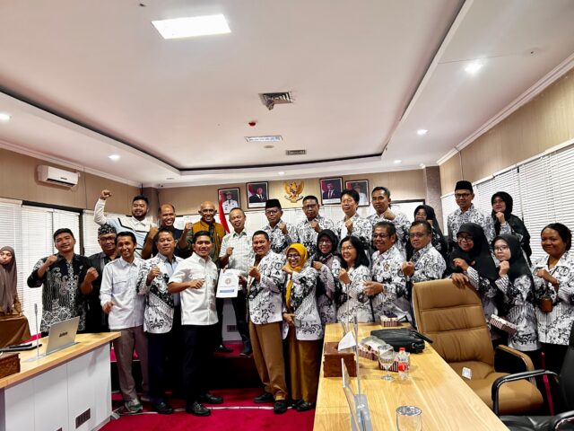 Pertemuan DPRD Bontang dengan PGRI. (dok: koranseruya)