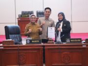 Fraksi PDI Perjuangan Dorong RTRW Bontang Fokus pada Kepastian Ruang dan Perlindungan Warga Ketua Fraksi PDI-P saat menyerahkan pandangan fraksi ke Wali Kota dan Wakil Ketua DPRD Bontang (Ist)