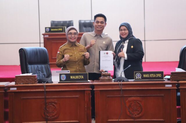 Bontang Ketua Fraksi PDI-P saat menyerahkan pandangan fraksi ke Wali Kota dan Wakil Ketua DPRD Bontang (Ist)