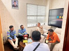 Jargas Bontang Dipastikan Gratis, DPRD Tegur Dugaan Pungutan di Lapangan Ketua Komisi B DPRD Bontang, Rustam saat berdiakusi dengan konsultan dan pengawas lapangan. (dok: koranseruya)