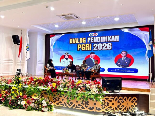 Ketua Komisi A DPRD Bontang saat mengisi dialog pendidikan PGRI. (dok: koranseruya)