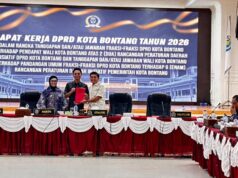 PDIP Dorong Pemuda Masuk Arus Utama Pembangunan Daerah Bontang Ketua Fraksi PDI Perjuangan DPRD Bontang, Winardi saat menyerahkan pandangan Fraksi kepada Wali Kota dan Ketua DPRD. (dok: koranseruya)