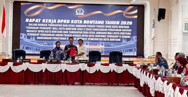 Ketua Fraksi PDI Perjuangan DPRD Bontang, Winardi saat menyerahkan pandangan Fraksi kepada Wali Kota dan Ketua DPRD. (dok: koranseruya)