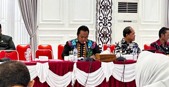 Anggota Fraksi PKS bersama NasDem DPRD Bontang, Faisal saat membacakan pandangan Fraksi. (dok: koranseruya)