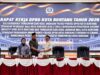 ADB Dorong Kewajiban Perusahaan Diperkuat dalam Raperda Bencana Industri Wakil Ketua Fraksi ADB, Sumardi saat menyerahkan pandangan fraksi kepada Wali Kota Bontang dan Ketua DPRD. (dok: koranseruya)