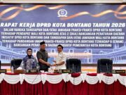 ADB Dorong Kewajiban Perusahaan Diperkuat dalam Raperda Bencana Industri Wakil Ketua Fraksi ADB, Sumardi saat menyerahkan pandangan fraksi kepada Wali Kota Bontang dan Ketua DPRD. (dok: koranseruya)