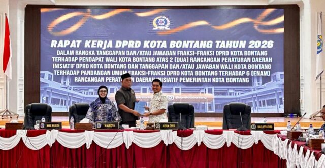 Wakil Ketua Fraksi ADB, Sumardi saat menyerahkan pandangan fraksi kepada Wali Kota Bontang dan Ketua DPRD. (dok: koranseruya)