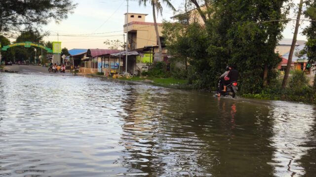 bontang Banjir Rob di area jalan menuju Bontang Kuala. (dok: koranseruya)