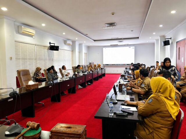 bontang Rapat pembahasan Raperda penanaman modal DPRD Bontang bersama tim asistensi. (dok: koranseruya)
