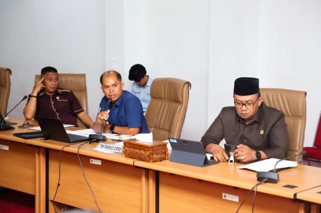 Ketua Pansus RTRW (tengah) Joni Alla Padang. (dok: koranseruya)