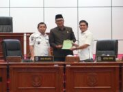 PKB Pertanyakan Target Pajak Daerah yang Tak Tercapai, Minta Pemkot Perkuat Strategi Pendapatan Sekretaris Fraksi PKB DPRD Bontang, Bonnie Sukardi, saat menyerahkan pandangan umum fraksi