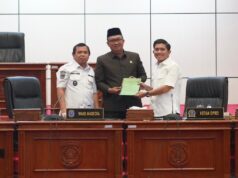 PKB Pertanyakan Target Pajak Daerah yang Tak Tercapai, Minta Pemkot Perkuat Strategi Pendapatan Sekretaris Fraksi PKB DPRD Bontang, Bonnie Sukardi, saat menyerahkan pandangan umum fraksi