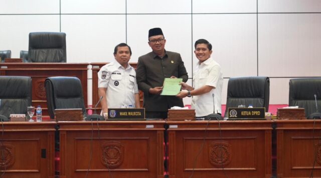 bontang Sekretaris Fraksi PKB DPRD Bontang, Bonnie Sukardi, saat menyerahkan pandangan umum fraksi