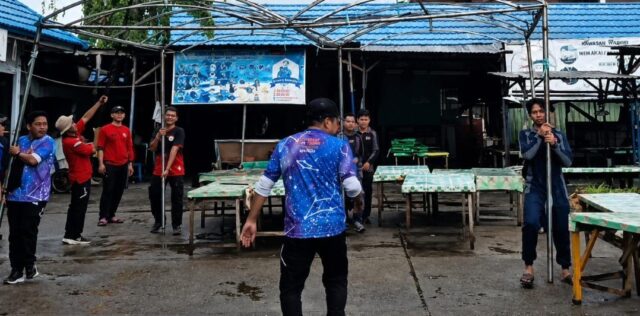 Proses pembongkaran tenda aset milik UPT Pasar di kawasan Pujasera Rawa Indah (foto:ist)
