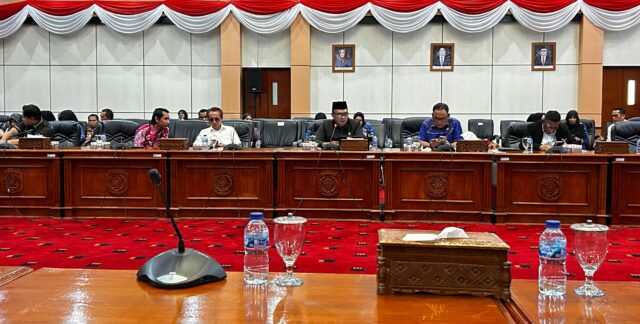 Wakil Ketua Fraksi ADB DPRD Bontang, Sumardi saat membacakan pandangan umum fraksinya.
