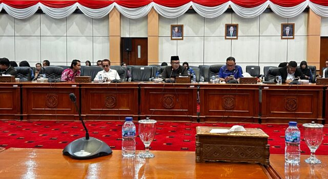 Wakil Ketua Fraksi ADB DPRD Bontang, Sumardi saat membacakan pandangan umum fraksinya.