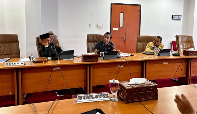 bontang Ketua Komisi A DPRD Bontang, Heri Keswanto (tengah)