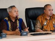 Bapperida Bontang Kejar Predikat Sangat Inovatif, OPD Diminta Tuntaskan Data IID dalam Dua Pekan Kepala Bapperida Kota Bontang, Syahruddin (kiri), saat membuka Ekspose Hasil Penilaian Mandiri Pemenuhan Data IID.