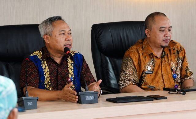 Kepala Bapperida Kota Bontang, Syahruddin (kiri), saat membuka Ekspose Hasil Penilaian Mandiri Pemenuhan Data IID.