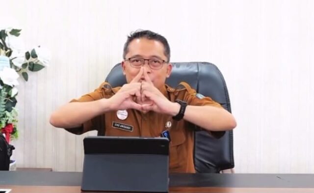 bontang Kepala DKUMPP Eko Arisandi memperagakan Hand Sign Sensus Ekonomi 2026. (Foto:ist)