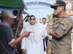 DKUMPP dan Satpol PP Bontang Tertibkan Pedagang di Samping Pasar Tanjung Laut Kepala UPT Pasar DKUMPP Kota Bontang, Nurfaidah bersama Kepala Satpol PP Kota Bontang, Eddy Forestwanto meninjau Lapak di samping pagar Pasar Tanjung Laut (dok:koranseruya)