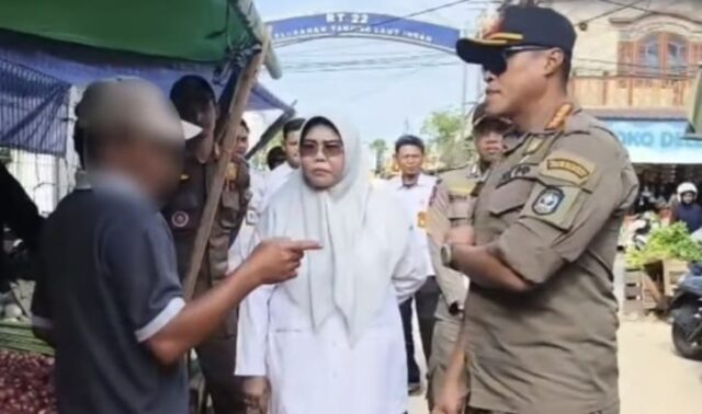 bontang Kepala UPT Pasar DKUMPP Kota Bontang, Nurfaidah bersama Kepala Satpol PP Kota Bontang, Eddy Forestwanto meninjau Lapak di samping pagar Pasar Tanjung Laut (dok:koranseruya)