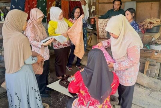 DKUMPP Bontang Dampingi IKM Batik Kudungga, Dorong Produk Lokal Semakin Berdaya Saing Pendampingan lapangan DKUMPP Bontang di IKM Batik Kudungga, Kelurahan Gunung Telihan (foto:ist)
