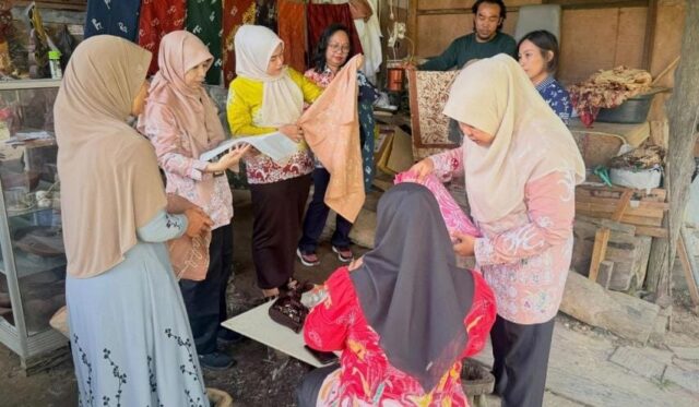 Pendampingan lapangan DKUMPP Bontang di IKM Batik Kudungga, Kelurahan Gunung Telihan (foto:ist)