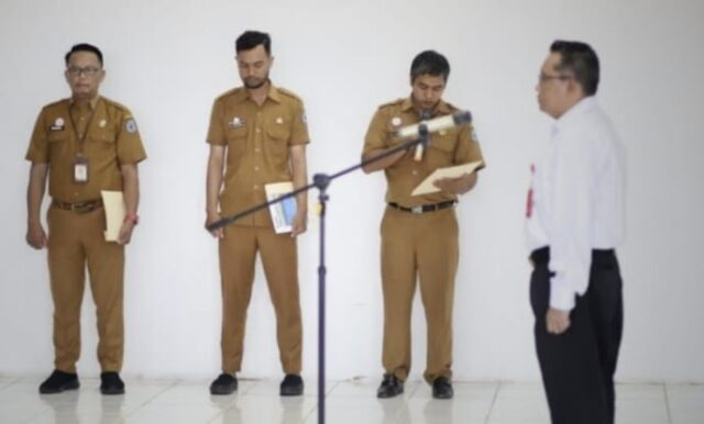 Kepala DKUMPP Bontang Eko Arisandi memimpin apel pagi gabungan di halaman Kantor UPT Pasar Bontang (foto:ist)