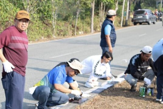 Tanpa APBD, 7 Kilometer Median Jalan Soekarno-Hatta Dicet Serentak Tim DKUMPP melakukan pengecetan di Jalan Soekarno-Hatta (foto:ppiddkumpp)