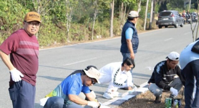 Tanpa APBD, 7 Kilometer Median Jalan Soekarno-Hatta Dicet Serentak Tim DKUMPP melakukan pengecetan di Jalan Soekarno-Hatta (foto:ppiddkumpp)