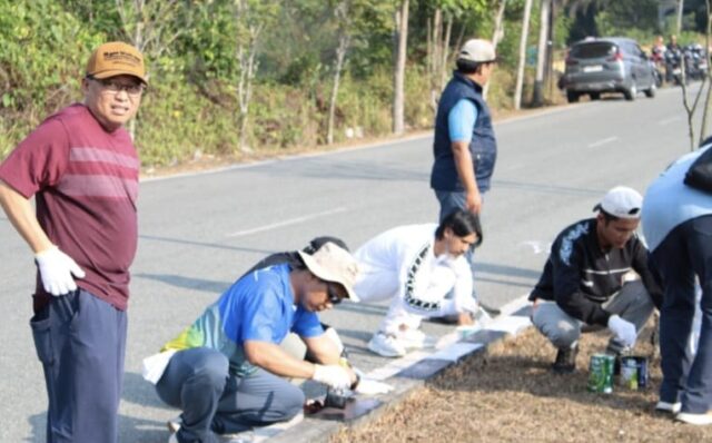 Tim DKUMPP melakukan pengecetan di Jalan Soekarno-Hatta (foto:ppiddkumpp)