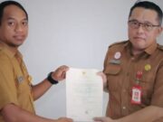 Kontrak P3K PW DKUMPP Diperpanjang, Eko Arisandi Ingatkan Pegawai Berintegritas Eko Arisandi serahkan SK P3K PW DKUMPP (foto:koranseruya)