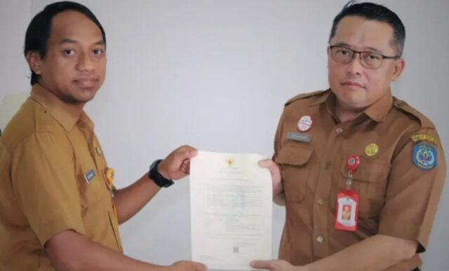 Eko Arisandi serahkan SK P3K PW DKUMPP (foto:koranseruya)